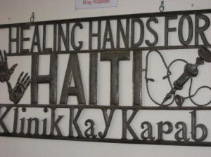 klinik sign Healing Hands Haiti