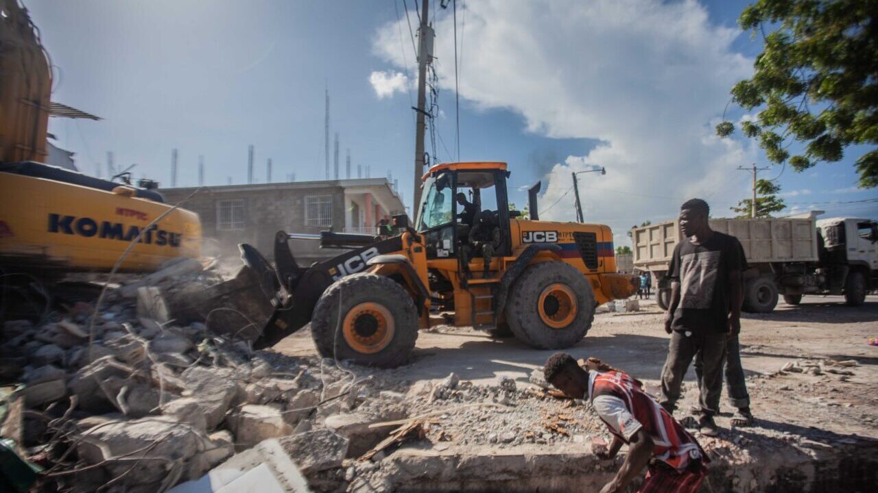 Haitians begin the work of recovery in Les Cayes after a 7.2-magnitude earthquake reverberated through the country's western region on August 15, 2021.  (Photo by Richard Pierrin/Getty Images)
