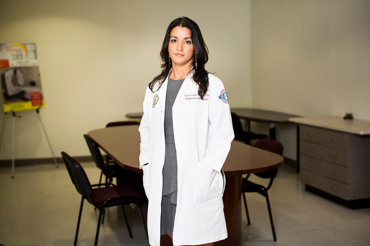La doctora López en la habitación en donde será instalada la nueva maquinaria de mamografía. (Foto de Erika Rodríguez para Direct Relief)