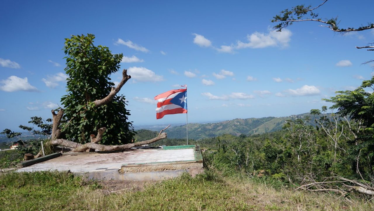 La bandera de Puerto Rico flamea sobre la comunidad de Orocovis. (Tony Morain/Direct Relief)