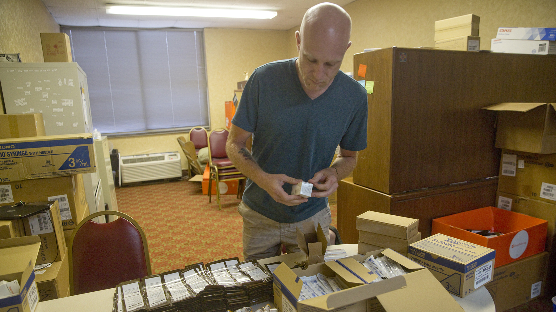 Lawson Koeppel of Virginia Harm Reduction Coalition assembles naloxone kits in Roanoke, Virginia. The group distributes the kits so people at risk of overdose have access to naloxone, which can save lives if administered quickly. (Photo by Stephanie Klein-Davis for Direct Relief)