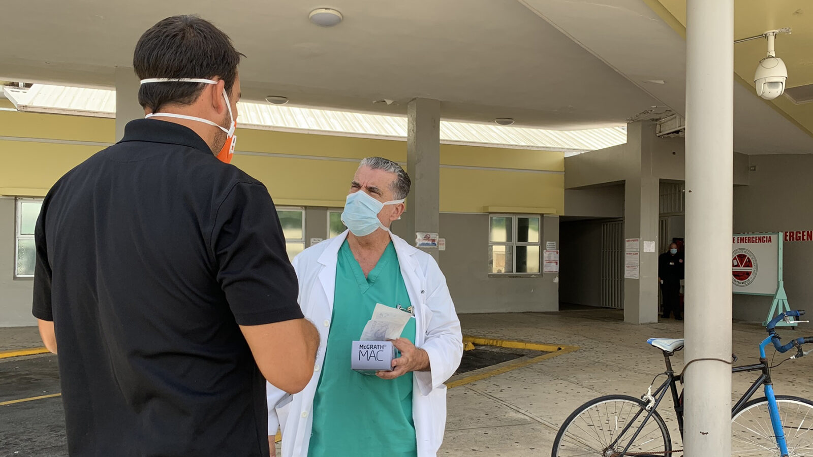 Dr. Pablo Rodríguez Ortiz receives a video laryngoscope from a Direct Relief staffer. (Ana Umpierre/Direct Relief)