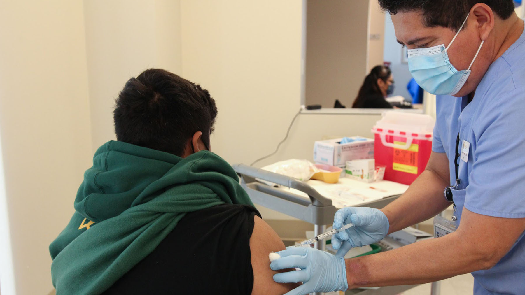 A provider administers a flu vaccine at the QueensCare Flu Clinic on November 9, 2020.(Noah Smith/Direct Relief)