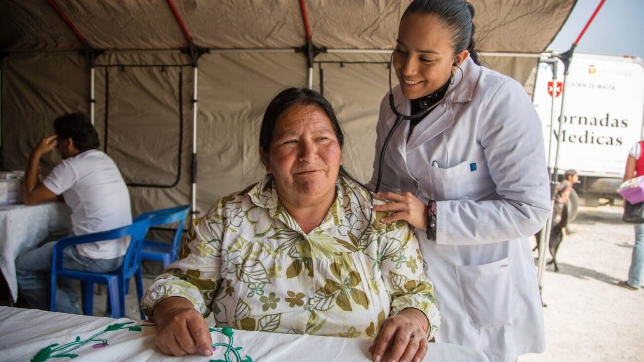 Temporary clinics are set up in the community of San Miguel Xalostóc on the northern outskirts of Mexico City as part of the Driving Your Health program. (Photo by William Vazquez for Baxter International Foundation)