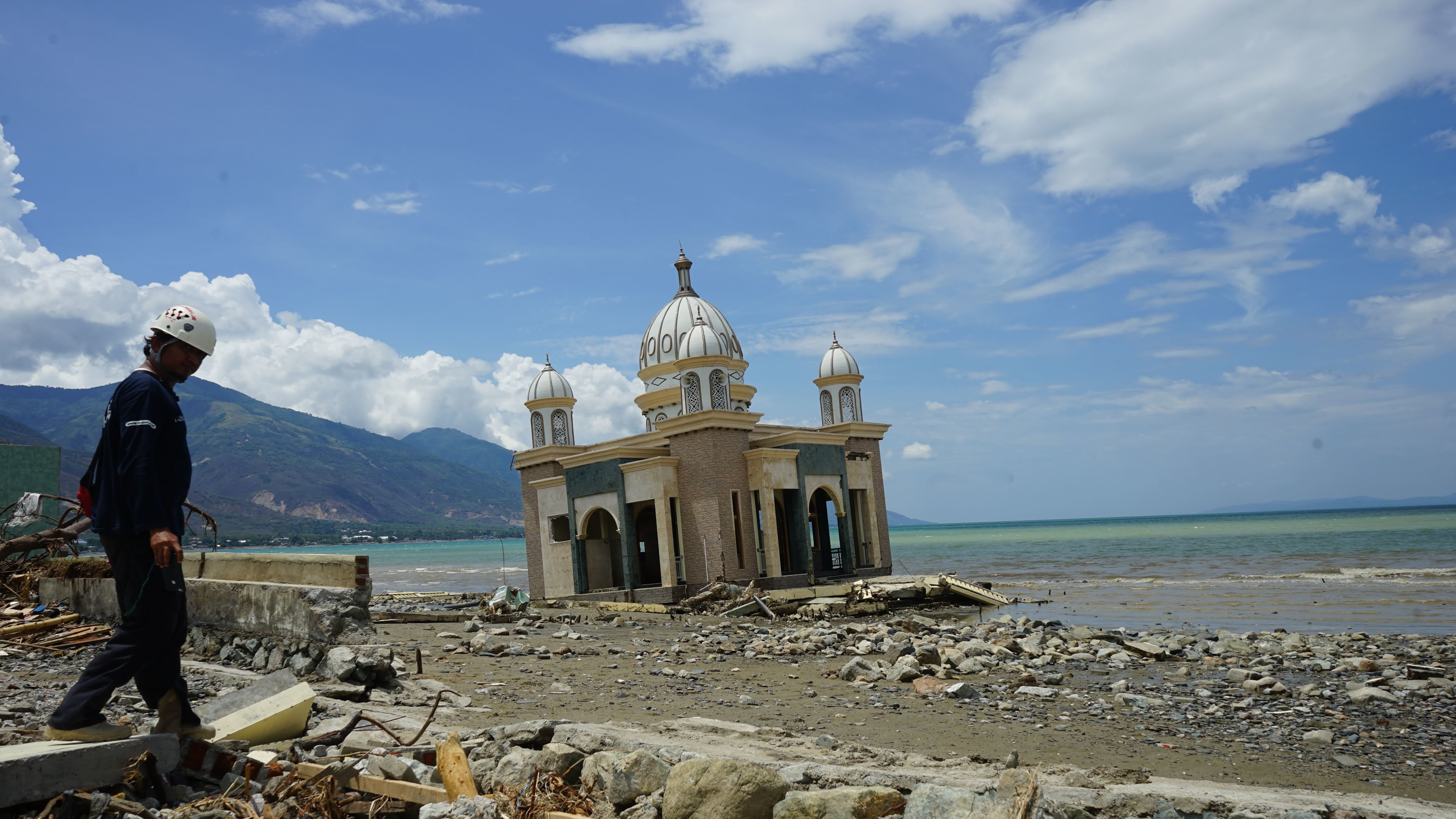 Collapsed buildings and infrastructure reveal the devastation caused by the earthquake that rocked the Indonesian island of Lombok. (Gordon Wilcock/Direct Relief)